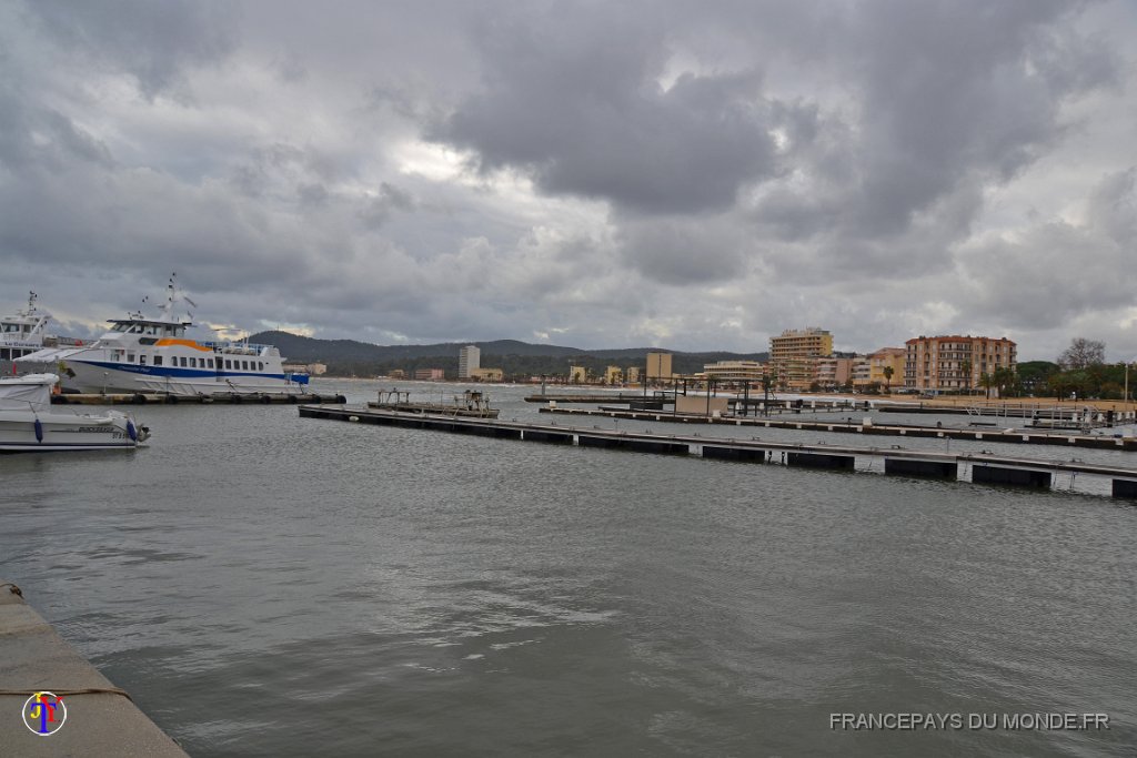 Bormes les mimosas 2.JPG - Le port.  Le 05 décembre 2014 sous la pluie.