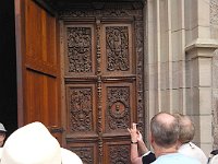 Porte cathedrale 2  Les portes sculptées et préservées par une double porte de la cathédrale.