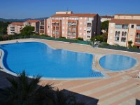 DSC0058  La piscine de 1000 m2 environ - A gauche, le bâtiment le Hawaï et à droite, le bâtiment les Marquises - 23 juin 2015