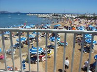 100 4182  La plage principale, au fond, l'entrée du port.