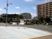 Rond point boulevard d Alger bis  Après le rond-point, à gauche, le Boulevard d'Alger en direction du port de Fréjus.