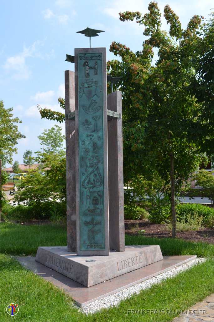 DSC 0022.JPG - Le monument aux morts.