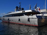 Saint Tropez 10 octobre 2015 199  Manoeuvres d'un yacht dans le port de Saint-Tropez. 10 octobre 2015.