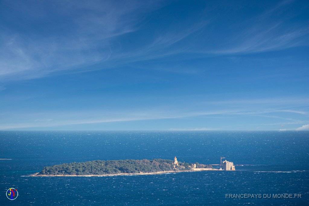 Notre Dame d Afrique 29 01 21 28.jpg - Théoule (06) - Vue de l'Ile Saint-Honorat depuis le Mémorial - 29 janvier 2021