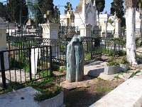 Oran - Le cimetière Tamazouet. Les statues et vases des tombes disparues, servent de décoration - 2012