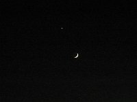 Dans le ciel de Tel Aviv, l'étoile et son amie la lune.