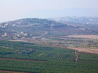 Kfar Kila au Liban depuis Metula dans le Nord d'Israël, ville frontière avec le liban, on voit bien la ligne de protection (piquets blancs).