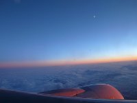 Le coucher de soleil, le ciel, les nuages, la lune et l'avion d EL AL.