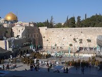 Esplanade du mur des Lamentations à Jérusalem.  Face à nous le mur des Lamentations, à  gauche les hommes, à droite les femmes. Militaires du Nahal, la cérémonie  s'est terminée.  Derrière  le mur, l'esplanade des Mosquées les non-musulmans ont accès pa la rampe ou tunnel qui est à droite.