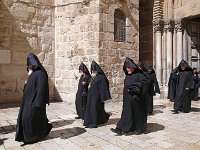 Sortie des prêtres arméniens  du Saint-Sépulcre après la messe