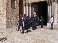 Sortie des prêtres arméniens  du Saint-Sépulcre après la messe.