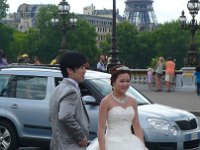Jeunes mariés japonais se faisant photographier sur le pont Alexandre III. 25 juillet 2011