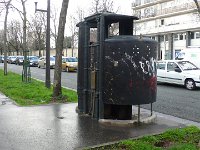 La dernière vespasienne parisienne, Boulevard Arago devant la prison de la Santé. Paris 14ème. 19 janvier 2014