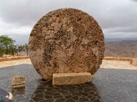 Jordanie - Mont Nébo - Porte ronde en pierre provenant d'un monastère Byzantin - 20 novembre 2023