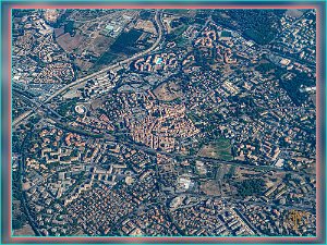 Frejus et en haut le Lagon Bleu 21 08 23 copie Vue générale sur Fréjus historique - 21 08 23 (en haut, piscine bleue = Lagon Bleu)