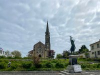 17 Eysines 33 le Monument aux morts et l eglise Saint Martin 11 04 24  Eysine (33) - 11/04/2024 - le Monument aux morts et l'église Saint Martin